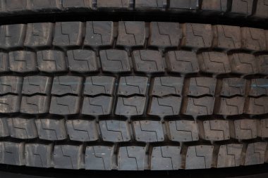 makroyu yeni kullanılmayan siyah kamyon kamyon lastik atış kapatın. büyük araç mağaza dükkan