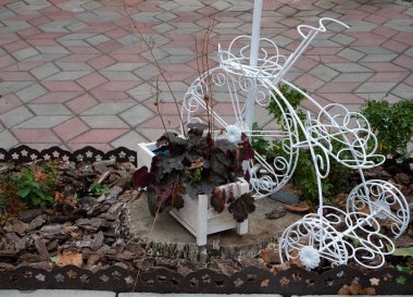 saksı için sokak sanat eski dekoratif bisiklet çelikten yapılmış. Peyzaj tasarımı