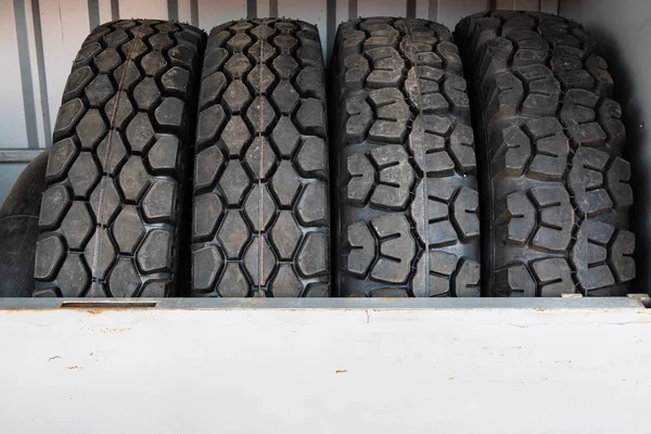 Cuatro Nuevos Neumáticos Grandes Ruedas Negras Para Venta Almacén Vehículos —  Fotos de Stock