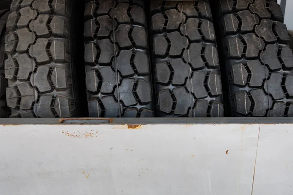 关闭四个汽车轮胎胎在汽车修理店 汽车仓库 — 图库照片