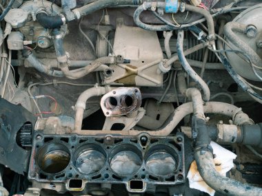 Araba ön kısmını hood motoru olmadan açtı. kirli parçalar makine yağı. sökme, onarım, bakım veya araç hizmet anlayışı