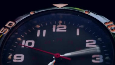 makro yakın çekim deli gibi iplik saat ve dakika oklarla vintage kol analog saati. zaman yönetimi kavramı zaman atlamalı ilmekledi. loş ışık düşük anahtar görüntüleri video