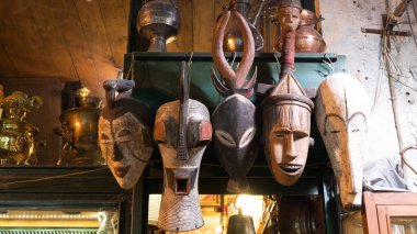 Istanbul, Türkiye - 25 Eylül 2018: Antikacı dükkanında kapalı çarşı, komik gülen eski ahşap yüz maskesi