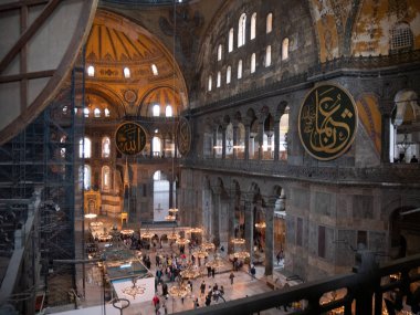 Istanbul, Türkiye - 25 Eylül 2018: İnsanlar kalabalık içinde Ayasofya Müzesi. İkinci kattan görüntülemek