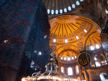 Istanbul, Türkiye - 25 Eylül 2018: İçinde Ayasofya görünümü geri yükleme işlemi ile uzun boylu iskele altında Dome