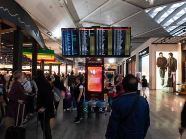 Istanbul, Türkiye - 27 Eylül 2018: yürüyüş, gidiş monitör standı Istanbul havaalanında bakarak insanlar kalabalık