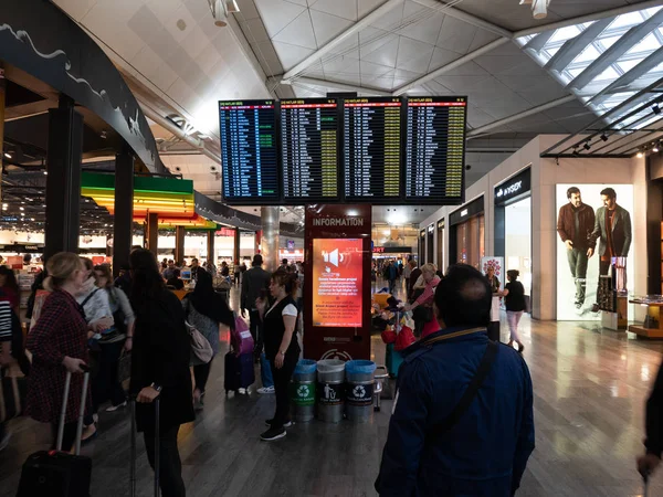 Istanbul, Türkiye - 27 Eylül 2018: yürüyüş, gidiş monitör standı Istanbul havaalanında bakarak insanlar kalabalık