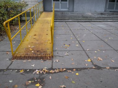Tekerlekli sandalye için rampa şekilde ofis binası için devre dışı. Artan grubu destekleyen özel bakıma ihtiyacı var