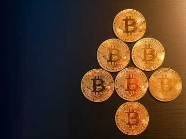 Yeni yıl ağacı altın bitcoins yaptı. Noel hediye kripto para birimi sürümü