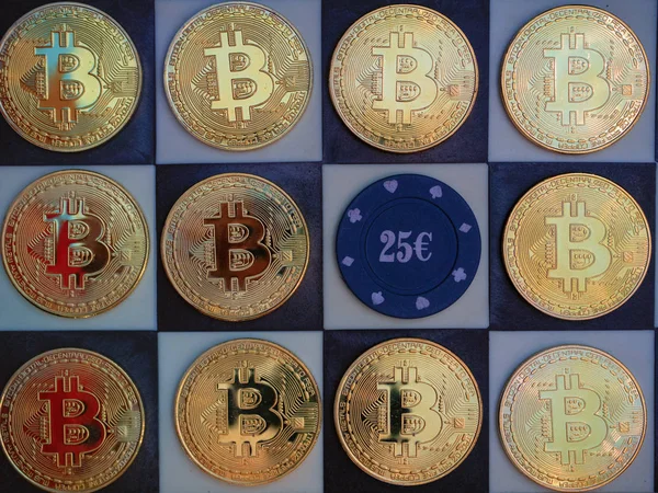 üstten görünüm satranç tahtasının bitcoins ve casino çip ile. Online casino kumar sanal poker oyunu oynamak kavramı