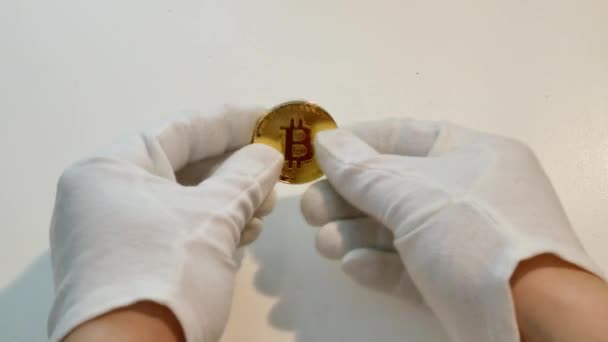 Κεφάλια Ουρές Κρυπτο Νόμισμα Bitcoin Χέρια Λευκά Γάντια Ρίχνει Επάνω — Αρχείο Βίντεο