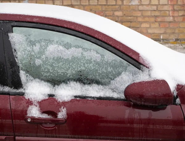 勃艮第红色汽车的冻结侧窗 雪盖前玻璃和屋顶 冬季射门外的特写镜头 防冰液体将有助于 — 图库照片