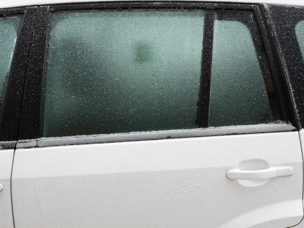 侧车门与冷冻玻璃窗冰在冬季 白色汽车 挡风玻璃除霜液的广告 — 图库照片