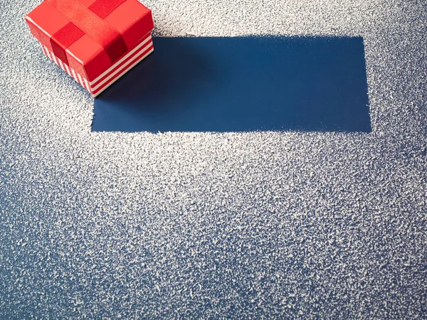 小红色礼品包装盒在雪蓝色背景与空的正方形拷贝空间为文本提议 高角度拍摄 — 图库照片