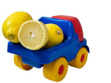 Canlı oyuncak kamyon teslim edilmek üzere müşteriler sarı limon ile dolu. arka izole üzerinde beyaz arka plan vurdu