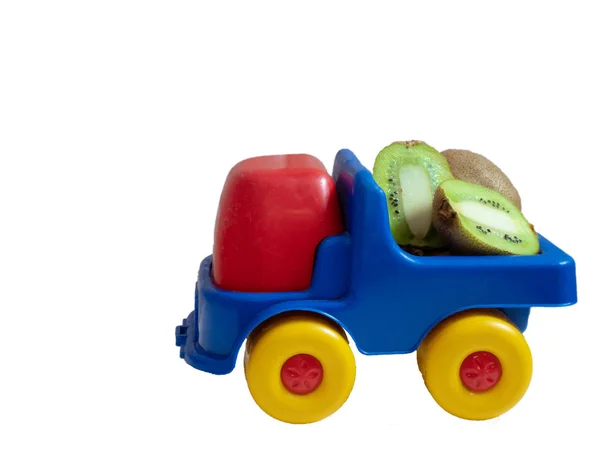 Kleiner Spielzeugauto Lkw Mit Kiwifrüchten Exotische Fruchtlieferung Seitenaufnahme Isoliert Auf — Stockfoto