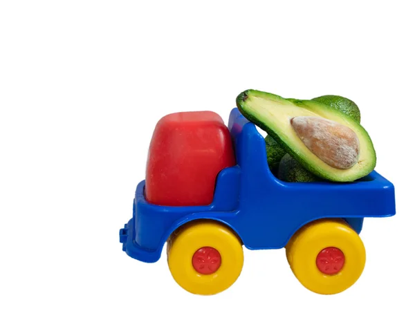 Großer Spielzeugwagen Mit Halbierter Avocadofrucht Nahaufnahme Seitenaufnahme Isoliert Auf Weißem — Stockfoto