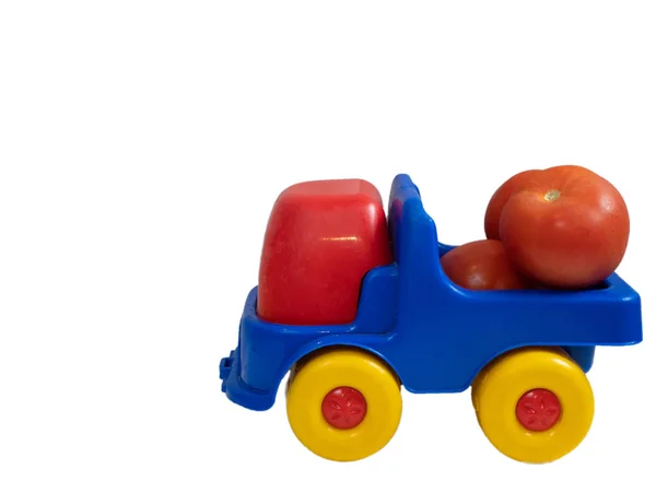 Bunte Lebendige Spielzeugauto Lkw Mit Roten Tomaten Seitenausschnitt Isoliert Auf — Stockfoto