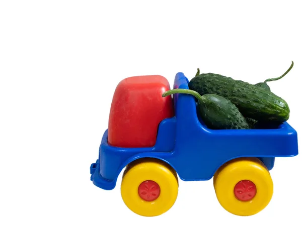 Bunte Lebendige Spielzeugauto Lkw Mit Frischen Grünen Gurken Nahaufnahme Seitenausschnitt — Stockfoto