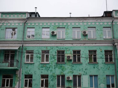 soyulmuş yıpranmış boyama ile eski vintage binasının ön cephe