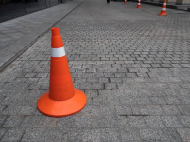 sınırlı Park koni ile yakın çekim boş kaldırım. yaya araç ücretsiz alan