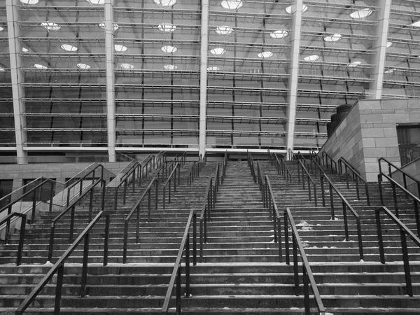 Černobílý Záběr Prázdné Schodiště Stadion Venkovní Monochromatický Záběr Široký Horizontální — Stock fotografie