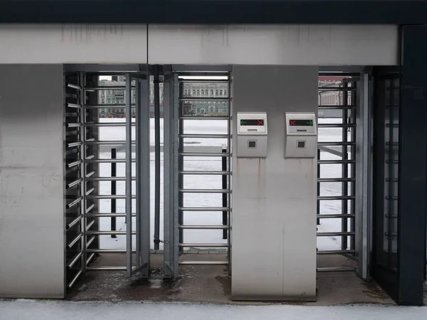 Krom turnike elektronik bilet Check-in kapatın. Açık Kış vurdu