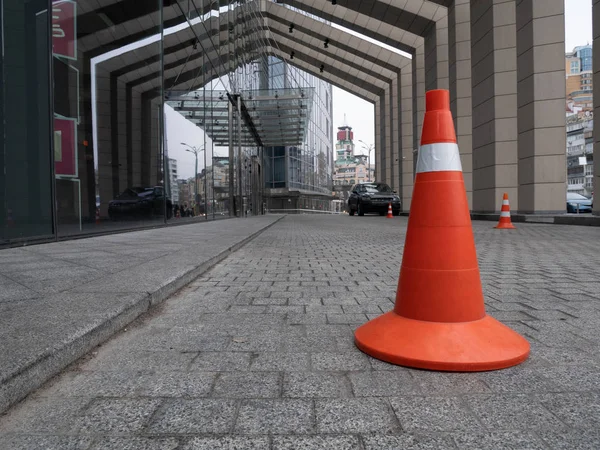 Estacionamento Cone Branco Laranja Perto Edifício Centro Cidade — Fotografia de Stock