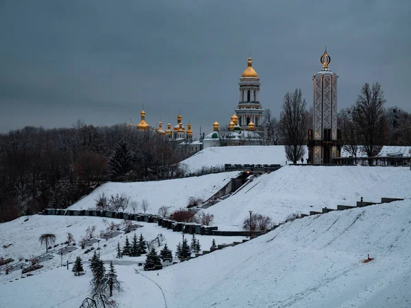 tepeler ve altın kubbeleri Holodomor Ukrayna, Kiev Pechersk Lavra manastırı Simgesel Yapı ve anıt memorial görüntüleyin. mavi Twilight Saat günbatımı kış sezon vurdu