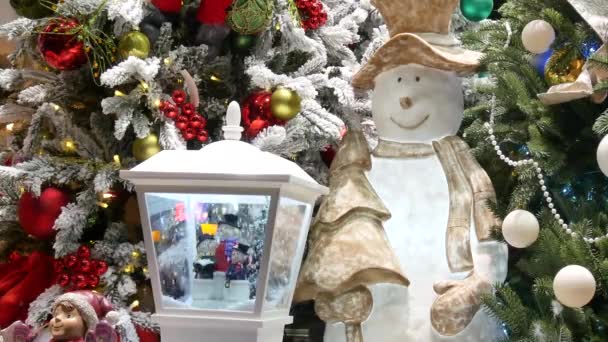 Вітрина Магазину Іграшок Прикрашена Різдво Різдво Магічним Ліхтарем Сніговиком Парою — стокове відео