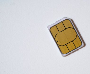 makro yakın çekim nano SIM kart 5 g beyaz arka plan üzerinde hazır vurdu. üstten düz lay