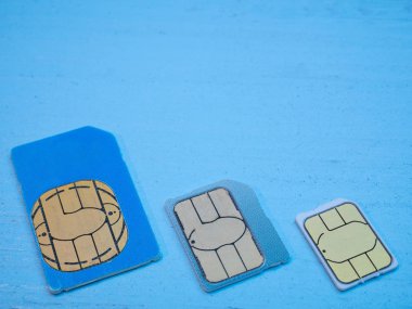Üç sim kartları standart, mikro, nano 4g lte 5g üzerinde mavi arka plan hazır. düşük açısı shot