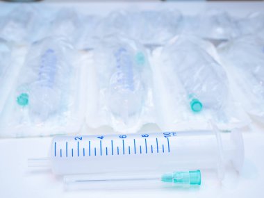 Bir açmak tıbbi şırınga yakın çekim yatay iğneyle bekâr yatıyordu ve çok bulanık odağını üzerinde paketlenmiş arka plan batar