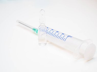 iğne ile bir tıbbi şırınga ve sıvı ilaç ile açılmamış Ampul ampul closeup. Beyaz arka plan üzerinde atış makro