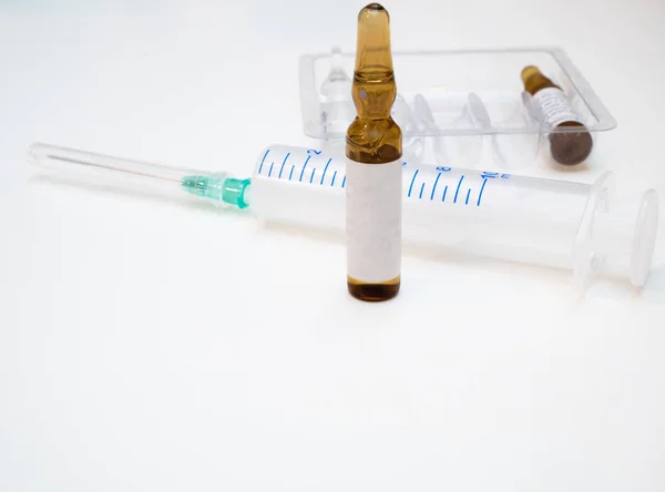 Liten Ampulle Med Legemiddelsprøyte Injeksjon Vaksinasjonspakning Med Utydelig Ampulle Bakgrunn – stockfoto