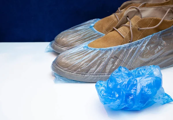 Zerknitterte Blaue Einweg Schuhbezüge Und Ein Paar Herrenschuhe Medizinischen Schuhen — Stockfoto