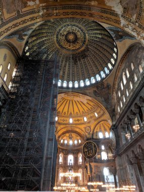 Istanbul, Türkiye - 25 Eylül 2018: İçinde Ayasofya görünümü geri yükleme işlemi ile yüksek iskele altında Dome