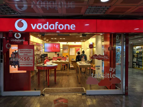 Istanbul, Türkiye - 25 Eylül 2018: insanlar akıllı telefonlar Vodafone Store yeraltı geçidi, satın alma. Vodafone Grup bir İngiliz çok uluslu telekomünikasyon şirketidir