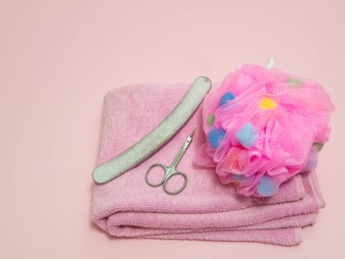 Evde Manikür veya pedikür ev araç kiti-havlu, sünger, makas ve pembe bir arka plan üzerinde tırnak törpüsü