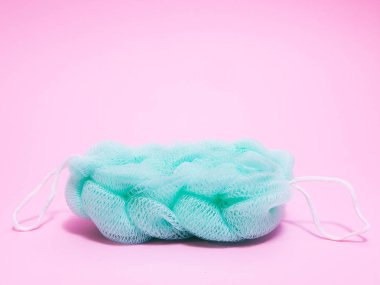 Canlı turkuaz mavi Kabarık Sünger pembe bir arka plan üzerinde Close-up