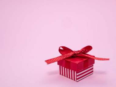 küçük kırmızı hediye cardbox şerit ve pembe arka plan kopya alanı ile yay
