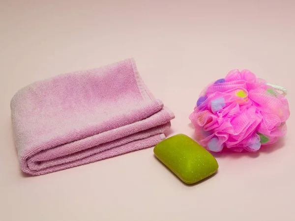 Fürdőszoba Zuhany Cucc Rózsaszín Háttér Zöld Szappan Aloe Lényege Törölköző — Stock Fotó