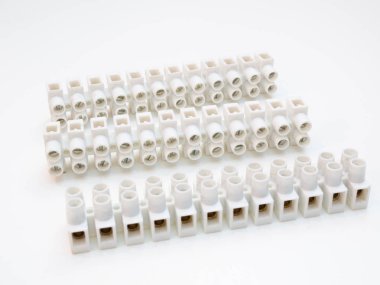 üç kişi plakaları kurulu beyaz elektrik kabloları için