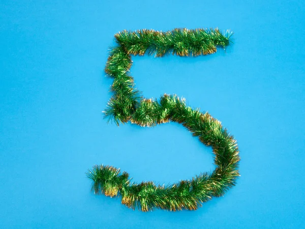 Número Cinco Feito Árvore Natal Verde Ouropel Fundo Azul — Fotografia de Stock