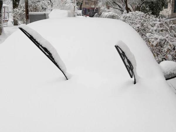 Janela Carro Dianteiro Coberto Com Neve Dois Limpadores Pára Brisas — Fotografia de Stock