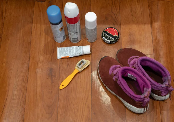 Пара Жінок Замшеве Взуття Прибиральними Матеріалами Засобами Догляду Встановленими Спреї — стокове фото