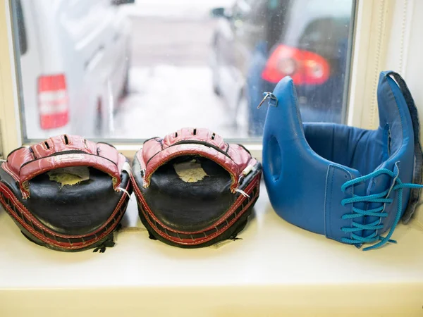 Par Pugilista Equipamento Luvas Boxe Vermelho Patas Capacete Azul Close — Fotografia de Stock