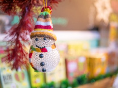 küçük komik cam oyuncak sevimli merinos Yün şapka ve atkı çam ağacında kardan adam. Kış sezon şirin şirin Noel Noel şenlikli kavramı