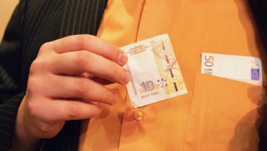 On Bulgar levs ve 50 açık gömlek cebinden yapışmasını Euro tutan yakın çekim adam el. Bulgaristan eurointegration süreci tasvir