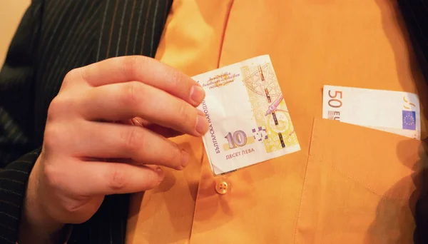 On Bulgar levs ve 50 açık gömlek cebinden yapışmasını Euro tutan yakın çekim adam el. Bulgaristan eurointegration süreci tasvir